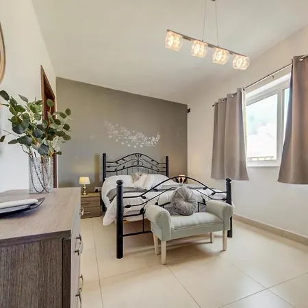 Village Penthouse With Terrace - Sleeps 4 Mellieħa