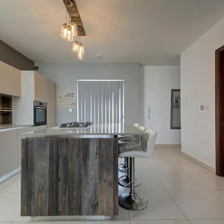 Village Penthouse With Terrace - Sleeps 4 Lägenhet