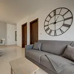 Village Penthouse With Terrace - Sleeps 4 Apartman *