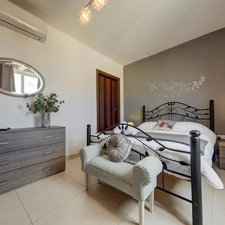 Апартаменты Village Penthouse With Terrace - Sleeps 4 *