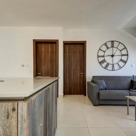 Village Penthouse With Terrace - Sleeps 4 *