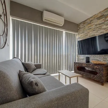 Апартаменты Village Penthouse With Terrace - Sleeps 4 Меллиеха
