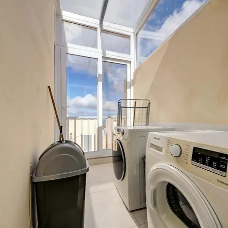 Village Penthouse With Terrace - Sleeps 4 Apartman *