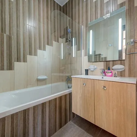 Village Penthouse With Terrace - Sleeps 4 Apartman